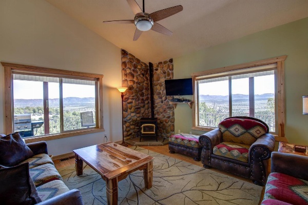 Ridgetop Hideaway image 3